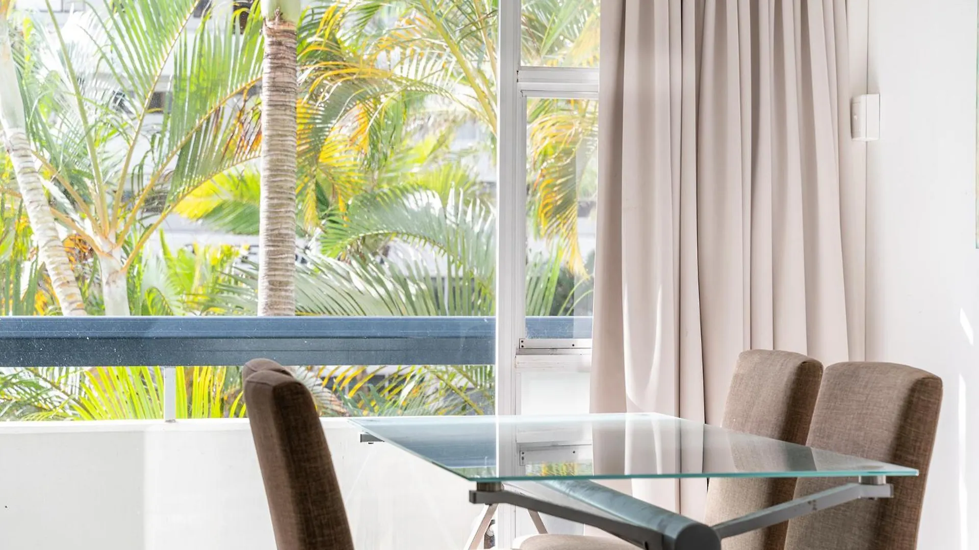 *** Aparthotel Hi Ho Beach Apartments On Broadbeach Gold Coast Australia
