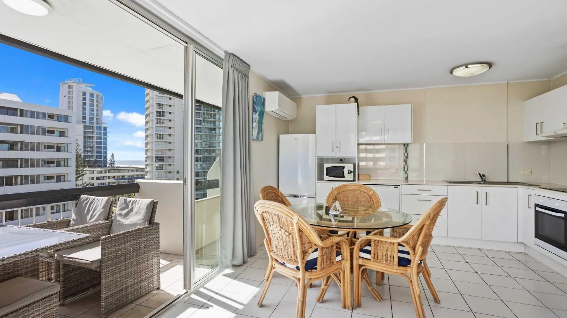 Aparthotel Hi Ho Beach Apartments On Broadbeach Gold Coast