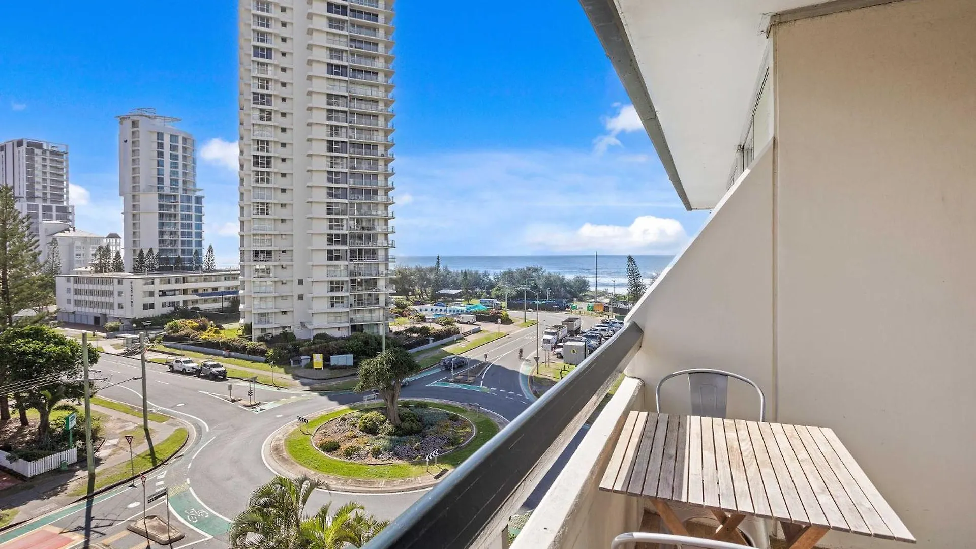 Aparthotel Hi Ho Beach Apartments On Broadbeach Gold Coast