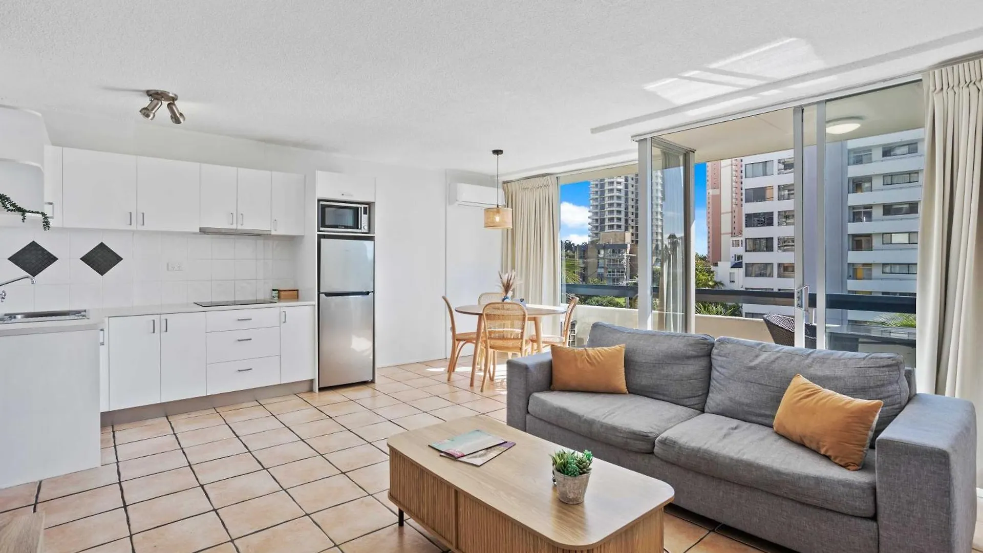*** Aparthotel Hi Ho Beach Apartments On Broadbeach Gold Coast Australia